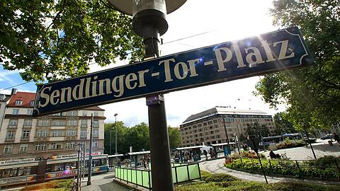 Am Sendlinger-Tor-Platz wurden am Samstag zwei Frauen sexuell belästigt.