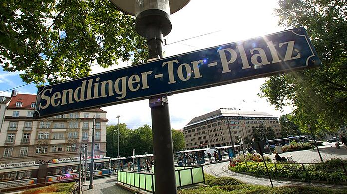 Am Sendlinger-Tor-Platz wurden am Samstag zwei Frauen sexuell belästigt.