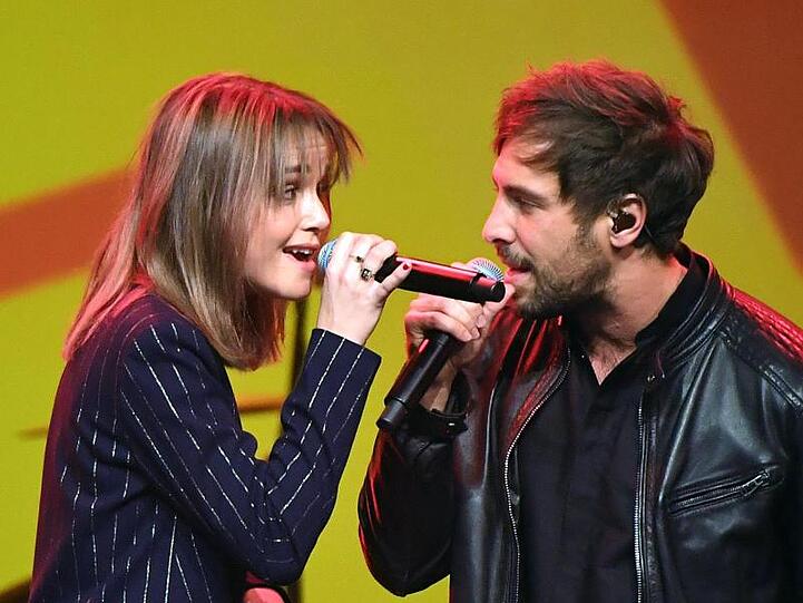 Der Singer-Songwriter Max Giesinger und Lotte setzen bei Reisen auf die Bahn.