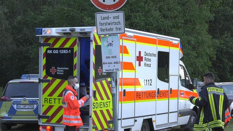 Rettungskräfte stehen am Ufer des Rheins bei Trebur. Rettungskräfte stehen am Ufer des Rheins bei Trebur.