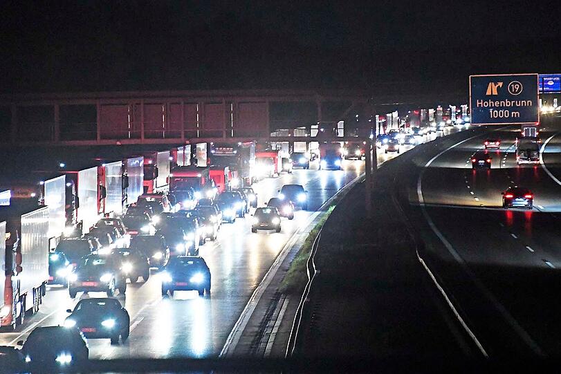 Für die Unfallaufnahme durch ein Gutachter-Team blieb die Richtungsfahrbahn Nürnberg bis gegen 23 Uhr komplett gesperrt.