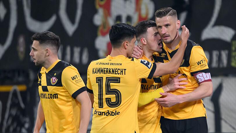 Dynamos Stefan Kutschke (r) jubelt nach seinem Tor zum 1:0 mit Ahmet Arslan (l-r), Claudio Kammerknecht und Dennis Borkowski.