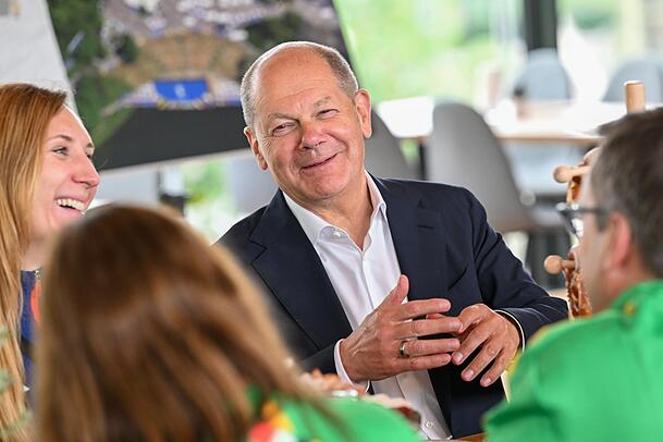 Bundeskanzler Olaf Scholz ist beeindruckt von der Anzahl der freiwilligen Helfer. Bundeskanzler Olaf Scholz ist beeindruckt von der Anzahl der freiwilligen Helfer.