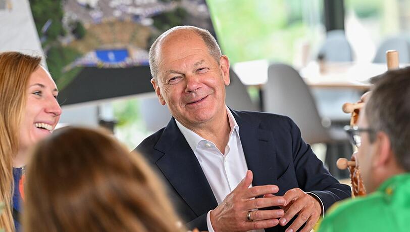 Bundeskanzler Olaf Scholz ist beeindruckt von der Anzahl der freiwilligen Helfer. Bundeskanzler Olaf Scholz ist beeindruckt von der Anzahl der freiwilligen Helfer.