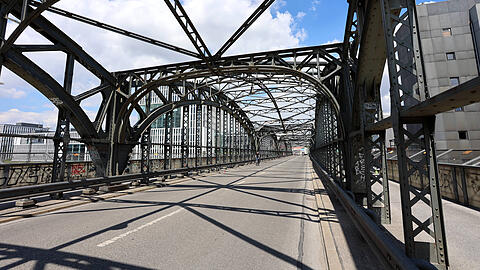Bei der Generalsanierung der Hackerbrücke will man sich jeweils einer Brückenhälfte zuwenden und in der Zeit dann den Fuß- und Radverkehr über die andere Brückenhälfte führen. (Archivbild)