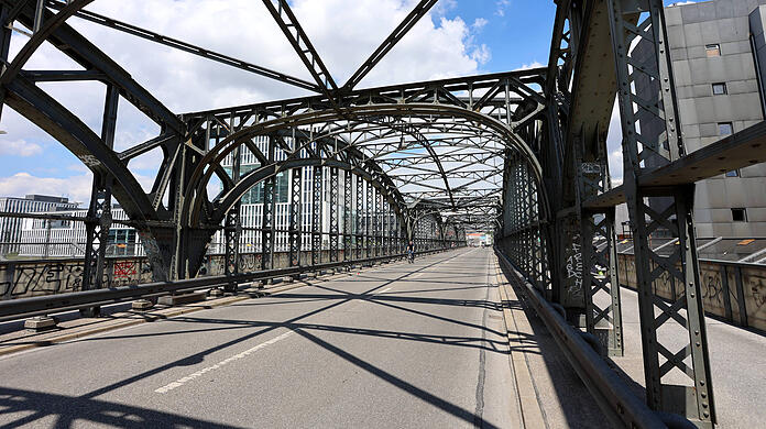 Bei der Generalsanierung der Hackerbrücke will man sich jeweils einer Brückenhälfte zuwenden und in der Zeit dann den Fuß- und Radverkehr über die andere Brückenhälfte führen. (Archivbild)