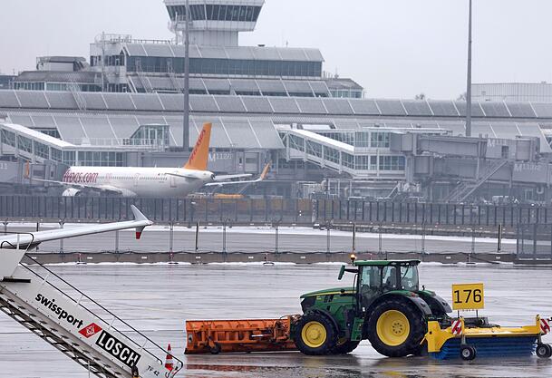 Einige Airlines hatten vorsorglich Flüge gestrichen. Einige Airlines hatten vorsorglich Flüge gestrichen.