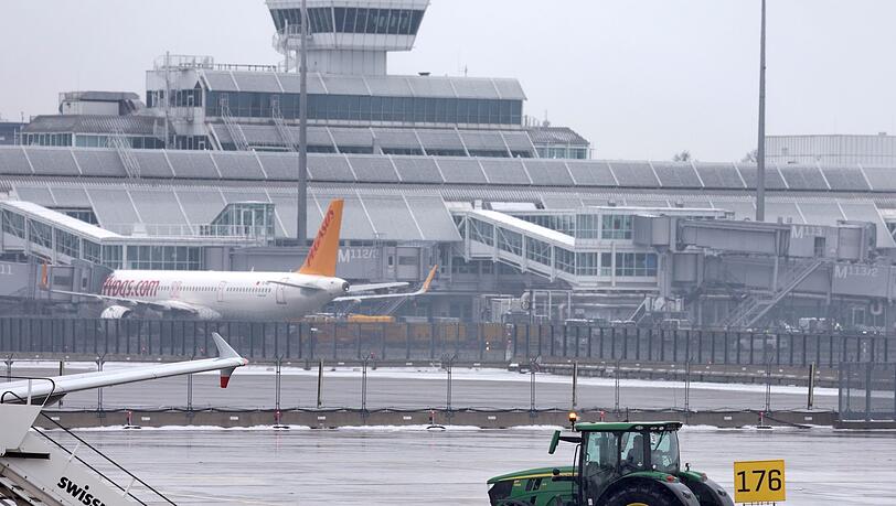 Einige Airlines hatten vorsorglich Flüge gestrichen. Einige Airlines hatten vorsorglich Flüge gestrichen.