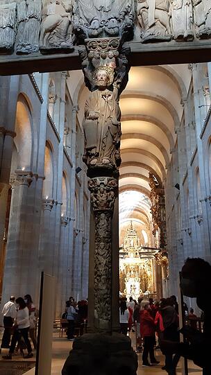 Statue des Heiligen Jakobus an der Porta da Gloria in der Kathedrale von Santiago.
