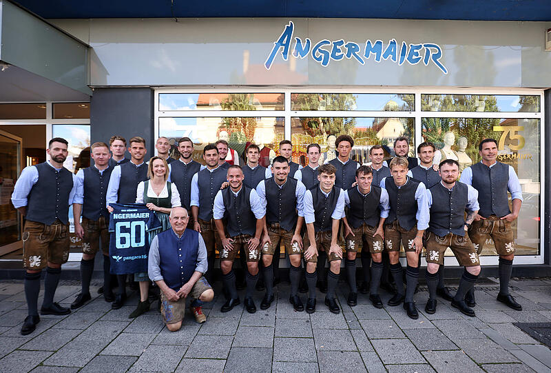 Ließen sich vor der Angermaier-Filiale ablichten: Die Löwen-Neuzugänge um Kevin Volland.