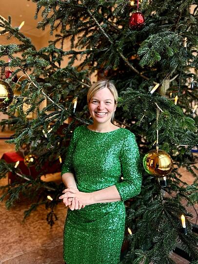 Landtagsabgeordnete Katharina Schulze posiert vor einem Weihnachtsbaum.