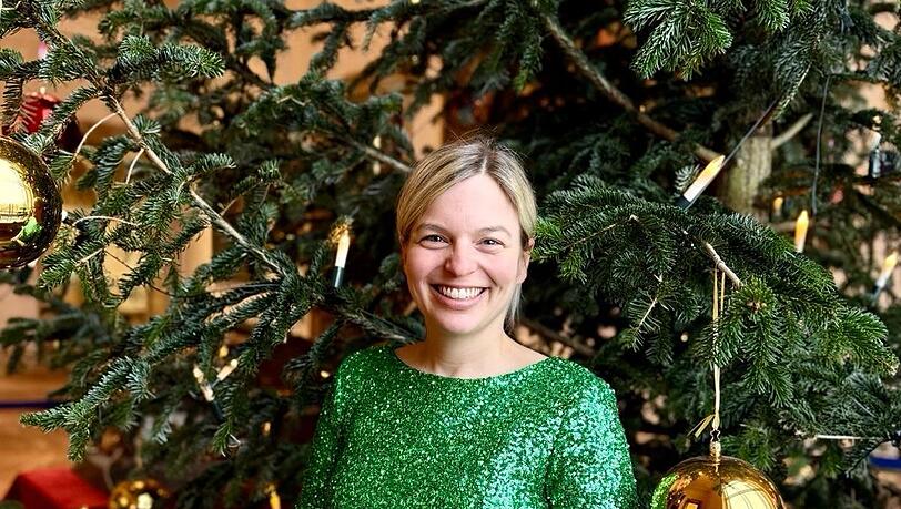 Landtagsabgeordnete Katharina Schulze posiert vor einem Weihnachtsbaum.