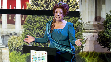 Acht Jahre lang war sie die "Mama Bavaria" am Nockherberg: Wer derbleckte laut Luise Kinseher also besser? Django As&uuml;l beim Maibockanstich oder Stephan Zinner am Nockherberg?