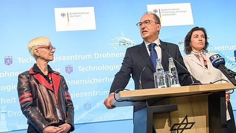 Bundesinnenminister Alexander Dobrindt warnt vor einer versch&auml;rften hybriden Bedrohungslage.