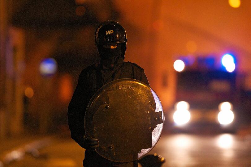 Brennende Autos, aufgebrochene Läden, Gewalt gegen Polizeibeamte und jetzt der erste Tote - seit Samstag Abend dauern die Krawalle in London an.