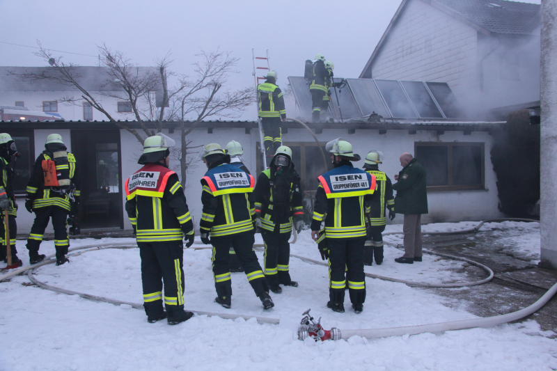 Rauch-Alarm am Rosenmontag in Mittbach: Unter einem Vordach ist ein Motorboot in Brand geraten. Zwei Personen wurden dabei leicht verletzt. Die Bilder vom Feuerwehreinsatz