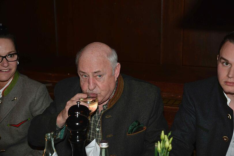 Darauf gibt's erstmal einen Schluck Weißwein.