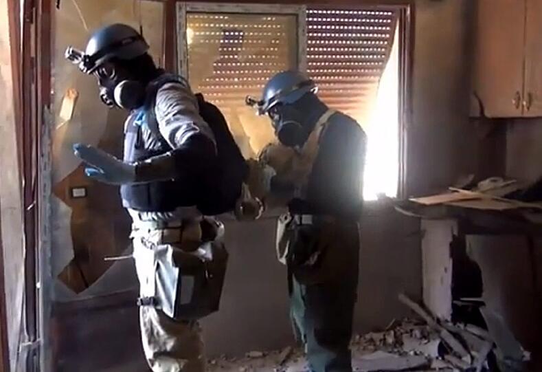 Diese Fotos entstammen einem Video des Shaam News Networks und sollen zeigen, wie UNO-Inspekteure in einem Haus Proben nehmen.