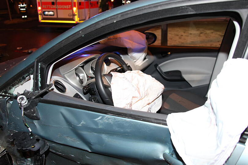 Zwei Leichtverletzte gab es am frühen Morgen gegen sechs Uhr in Waldkraiburg, als ein Seat einem Ford die Vorfahrt nahm. Die Bilder...