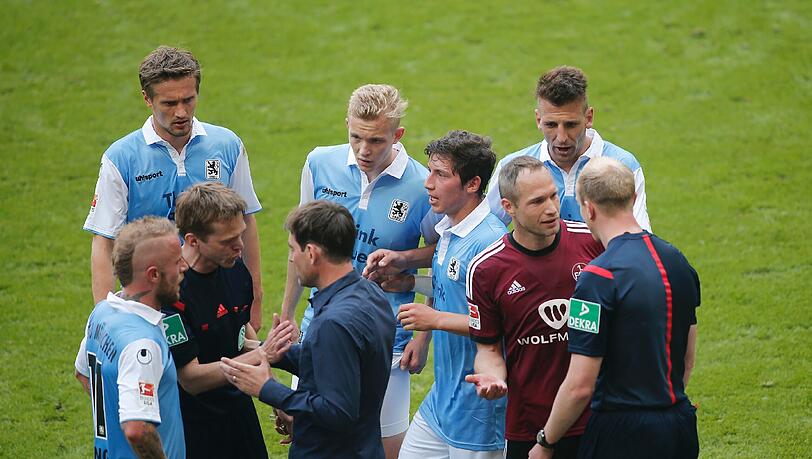 Löwen-Spieler - unter anderem Daniel Adlung, Moritz Volz, Maximilian Wittek und Guillermo Vallori - protestieren beim Linienrichter. Rechts der Nürnberger Jan Polak. Löwen-Spieler - unter anderem Daniel Adlung, Moritz Volz, Maximilian Wittek und Guillermo Vallori - protestieren beim Linienrichter. Rechts der Nürnberger Jan Polak.