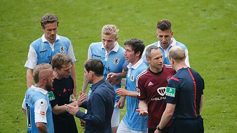 Löwen-Spieler - unter anderem Daniel Adlung, Moritz Volz, Maximilian Wittek und Guillermo Vallori - protestieren beim Linienrichter. Rechts der Nürnberger Jan Polak. Löwen-Spieler - unter anderem Daniel Adlung, Moritz Volz, Maximilian Wittek und Guillermo Vallori - protestieren beim Linienrichter. Rechts der Nürnberger Jan Polak.