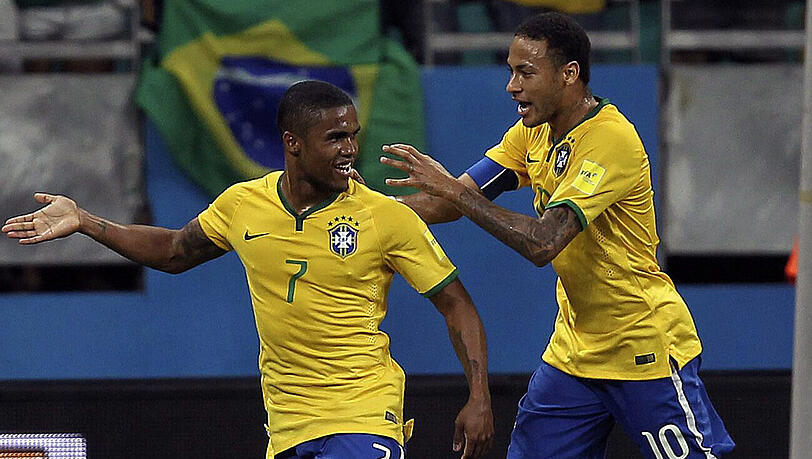 Seit Monaten ist Douglas Costa beim FC Bayern in Topform. Beim 3:0-Sieg gegen Peru spielte er auch im Nationalteam groß auf. Das 1:0 schoss er selbst. Die anderen beiden Treffer bereitete er vor. Seit Monaten ist Douglas Costa beim FC Bayern in Topform. Beim 3:0-Sieg gegen Peru spielte er auch im Nationalteam groß auf. Das 1:0 schoss er selbst. Die anderen beiden Treffer bereitete er vor.