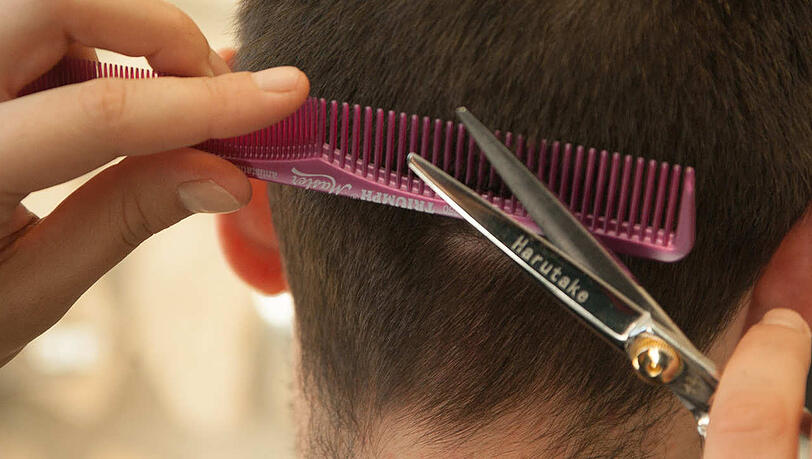Bei Kurzhaarfrisuren ist Vorsicht geboten: Fehler fallen hier schneller auf. Bei Kurzhaarfrisuren ist Vorsicht geboten: Fehler fallen hier schneller auf.