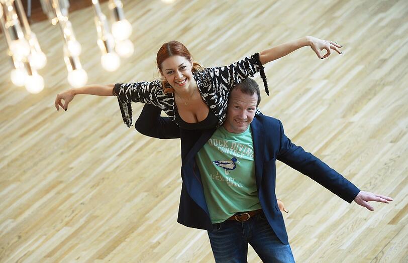 Der ehemalige deutsche Freistil-Ringer Alexander Leipold posiert mit der Profitänzerin Oana Nechiti am 18.03.2014 beim Training in der Tanzschule Alisch in Aschaffenburg (Bayern)