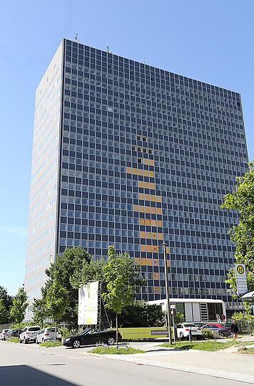 So schaut das Hochhaus derzeit von außen aus. . .