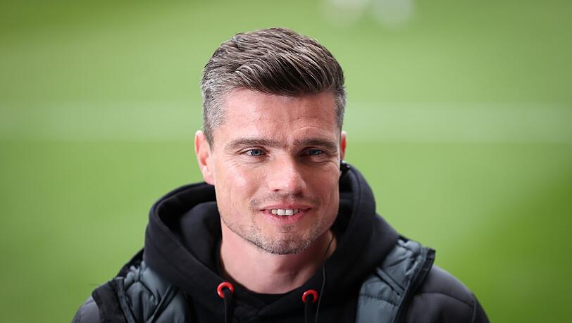 Nürnbergs Trainer Robert Klauß gibt ein Interview.