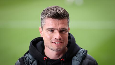 Nürnbergs Trainer Robert Klauß gibt ein Interview.