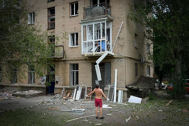 Ein Anwohner betrachtet in Bachmut sein beschädigtes Haus nach einem nächtlichen russischen Beschuss. Ein Anwohner betrachtet in Bachmut sein beschädigtes Haus nach einem nächtlichen russischen Beschuss.