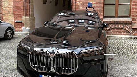Der Dienst-BMW in einem Hof des Rathauses.