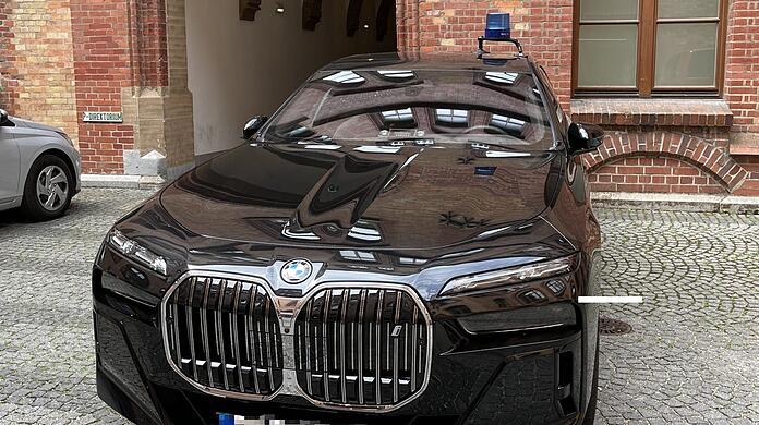 Der Dienst-BMW in einem Hof des Rathauses.
