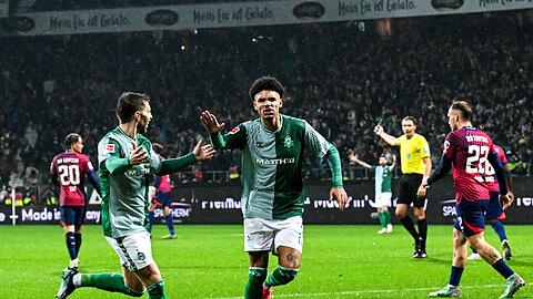 Justin Njinmah (M) sorgte für einen Bremer Punkt gegen Leipzig.