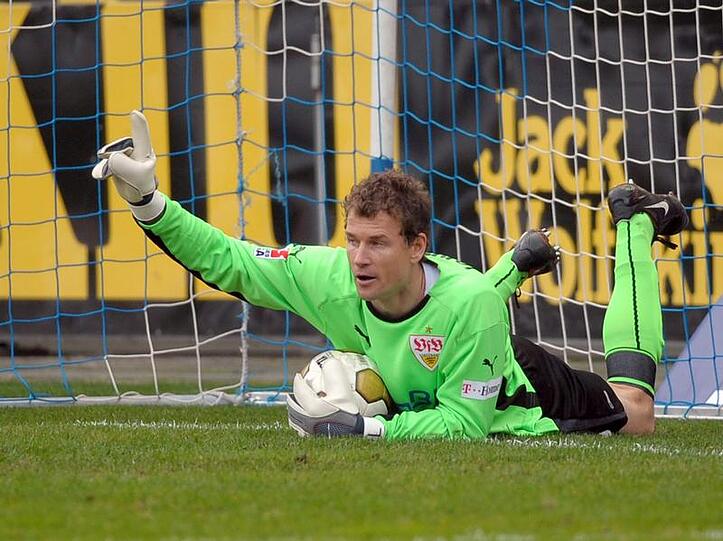 Reklamiert, nachdem er den Ball hinter der Linie abgewehrt und nach vorne geschoben hatte: VfB-Keeper Jens Lehmann.