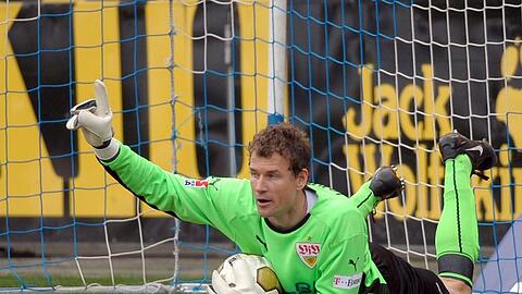 Reklamiert, nachdem er den Ball hinter der Linie abgewehrt und nach vorne geschoben hatte: VfB-Keeper Jens Lehmann.