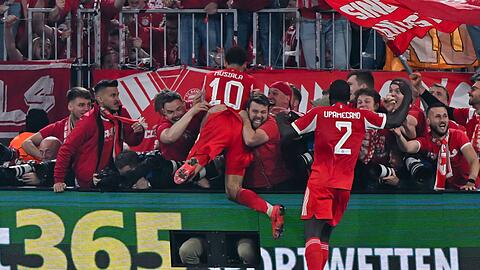 Nach dem letzten Bayern-Tor gegen Real springen einige M&uuml;nchner Fans und Bayern-Profi Jamal Musiala im Jubel den anwesenden Fotografen in den R&uuml;cken.