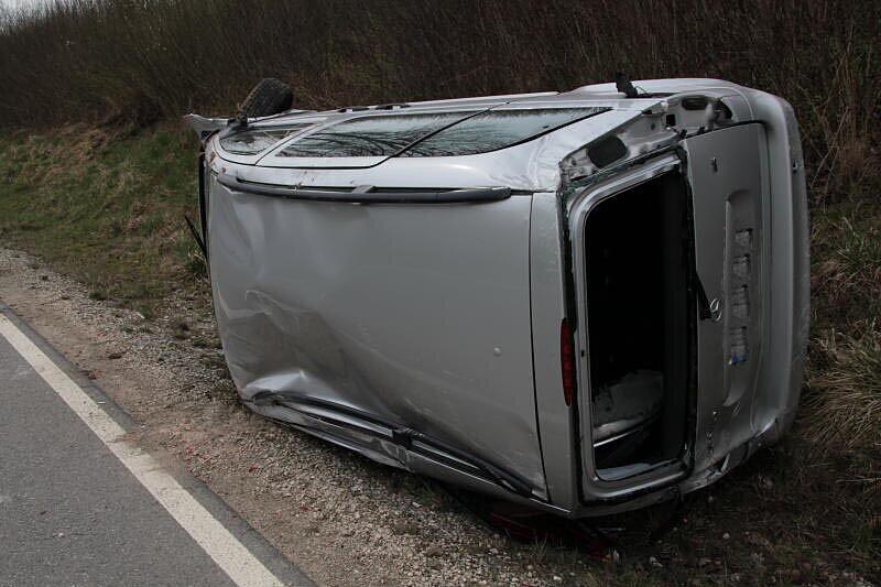 Bei Mitterbuchbach ist am Donnerstag ein Autofahrer mit seinem Mercedes von der Straße abgekommen und hat sich dabei überschlagen. Der Mann musste verletzt ins Krankenhaus eingeliefert werden, am Auto entstand ein Totalschaden.