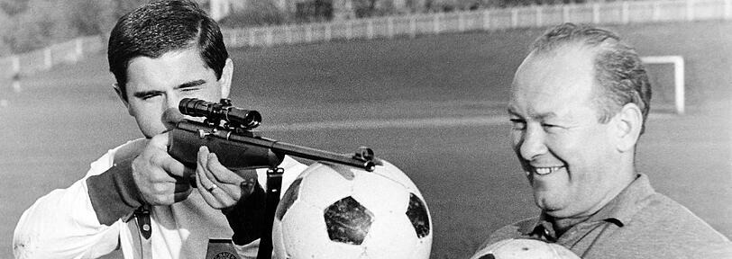 Keiner zielt besser: Gerd Müller legt 1966 an, neben ihm der damalige Bayern-Trainer &bdquo;Tschik&ldquo; Zlatko Cajkovski.