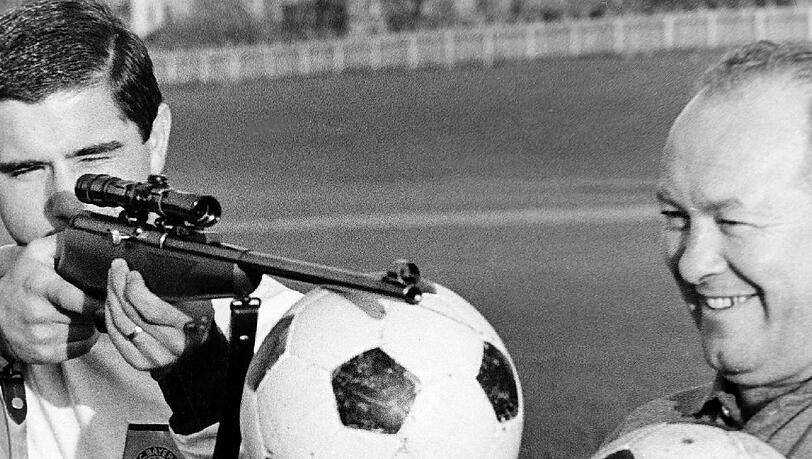 Keiner zielt besser: Gerd Müller legt 1966 an, neben ihm der damalige Bayern-Trainer „Tschik“ Zlatko Cajkovski. Keiner zielt besser: Gerd Müller legt 1966 an, neben ihm der damalige Bayern-Trainer „Tschik“ Zlatko Cajkovski.