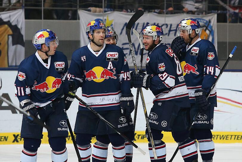 Der EHC feiert sein 3:0 gegen die Hamburg Freezers.
