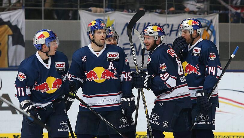 Der EHC feiert sein 3:0 gegen die Hamburg Freezers. Der EHC feiert sein 3:0 gegen die Hamburg Freezers.