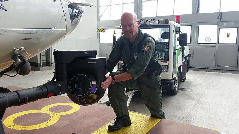 Markus Langer (51) mit der Video- und Wärmebildkamera. Der EOS-Operator sitzt als dritter Mann im Helikopter. Er kann Bilder direkt in die Einsatzzentralen schicken.