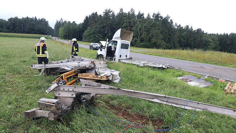 Motorblock, Heckaufbau samt Hinterachse und weitere Trümmer von dem Sprinter verteilten sich auf der gesamten Kreuzung.