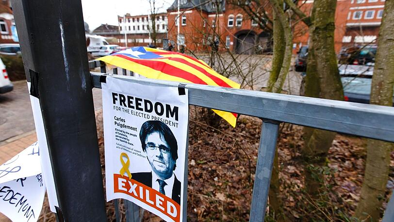 Menschen haben vor der Justizvollzugsanstalt Neumünster Solidaritätsbekundungen für Puigdemont angebracht. Der ehemalige Regionalpräsident Kataloniens sitzt hier seit dem 25. März in Gewahrsam.