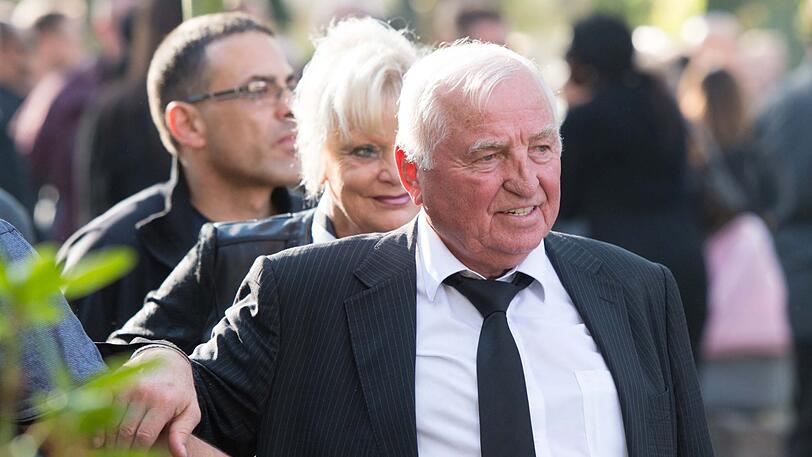 Boxtrainer Ulli Wegner verläßt mit Ehefrau Margret die Beisetzung auf dem Alten St. Matthäus-Friedhof.