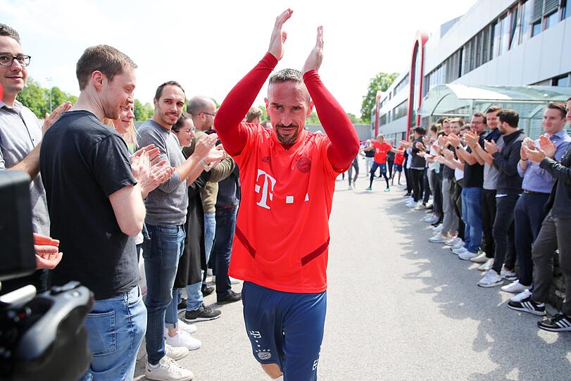 Franck Ribéry, Arjen Robben und Rafinha absolvierten am Donnerstag ihr letztes Training an der Säbener Straße - danach wurden Sie von den Mitarbeitern verabschiedet.