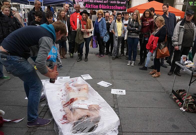 Die Bilder vom Nackt-Protest am Stachus.