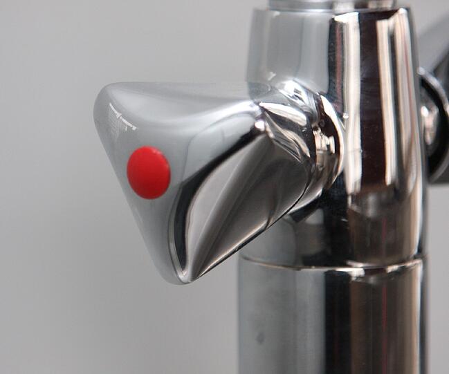 Während der "Kontrolle" sollte die Rentnerin die Wasserhähne in der Wohnung auf- und zudrehen. (Symbolbild)